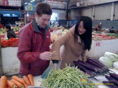 Noah and Lynn are buying vegetables in the market.